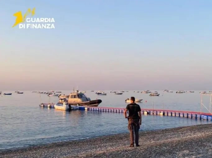 images Bovalino, sequestrato campo boe abusivo e 3.000 mq di spiaggia occupata illegalmente