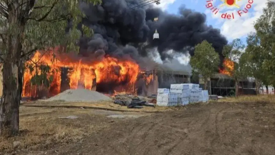 Isola Capo Rizzuto, in fiamme un incendio edificio scolastico in costruzione