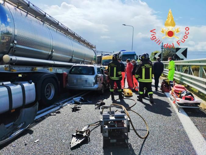 images Lamezia Terme. Incidente sull’autostrada: due feriti  