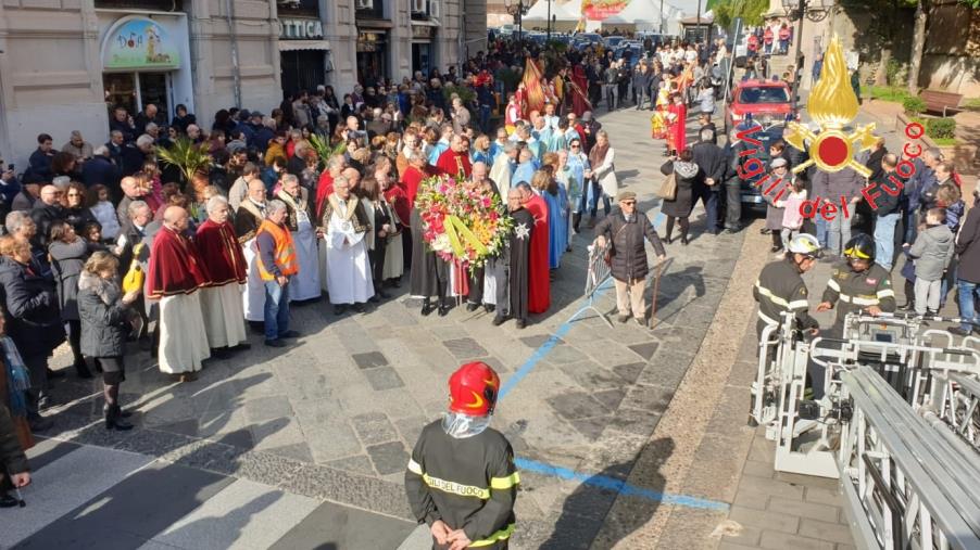 images Festa dell’Immacolata a Catanzaro: il Vescovo Bertolone depone i fiori sulla statua della Madonna (VIDEO)