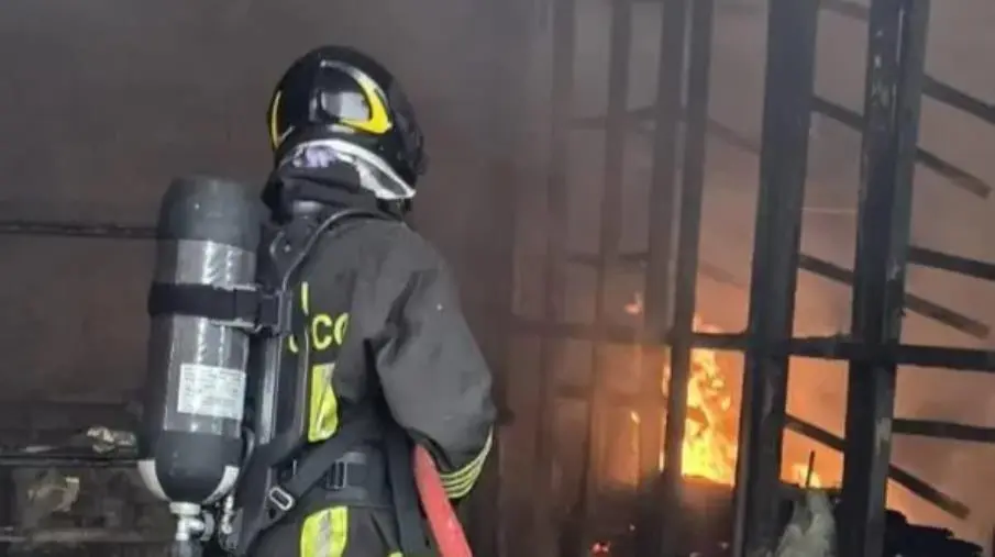 Acri, in fiamme un capannone dedicato alla lavorazione di infissi 