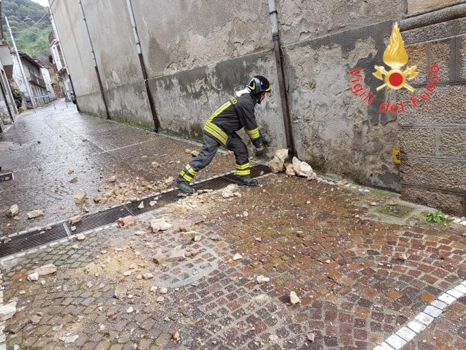 images Fulmine colpisce una chiesa nel Vibonese, detriti e calcinacci sulla strada