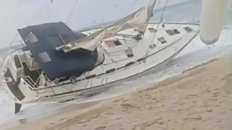 Barca a vela arenata a Sellia Marina: il maltempo spinge l’imbarcazione sulla spiaggia, illeso l’equipaggio