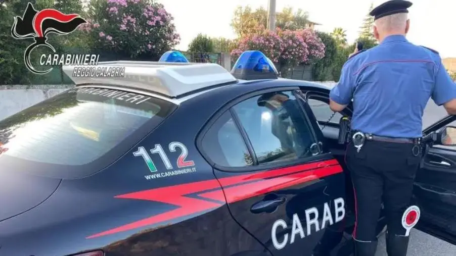 Roccella Ionica, Carabiniere fuori servizio sventa furto d’auto sul lungomare: arrestato 44enne