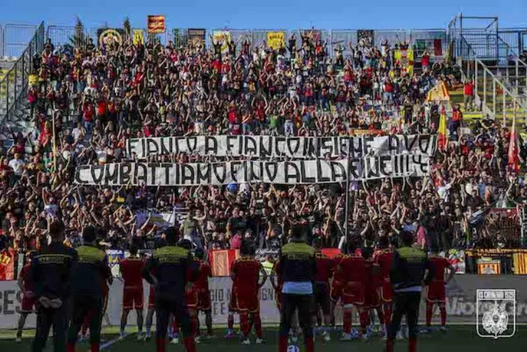Aquile fuori dai play-off tra cori, applausi e spettacolo sugli spalti