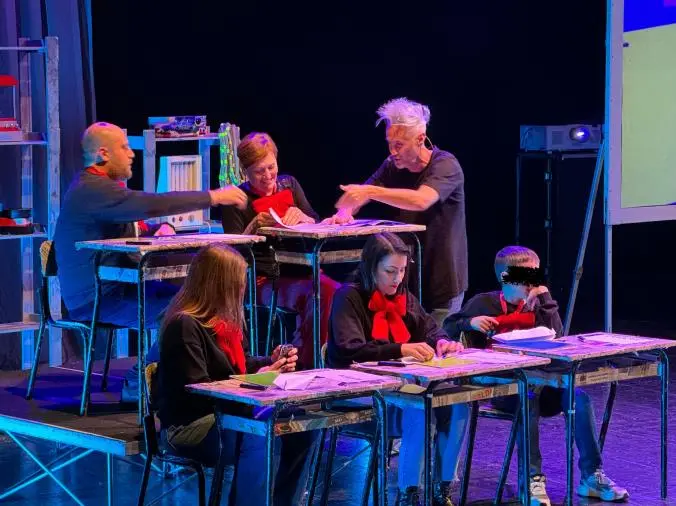 Lunga standing ovation a Catanzaro per la lezione di fisica a teatro del prof Schettini 