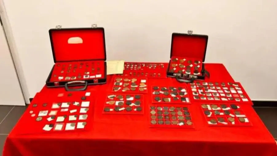 images Reggio, restituiti allo Stato 248 monete archeologiche e 5 reperti oggetto di sequestro