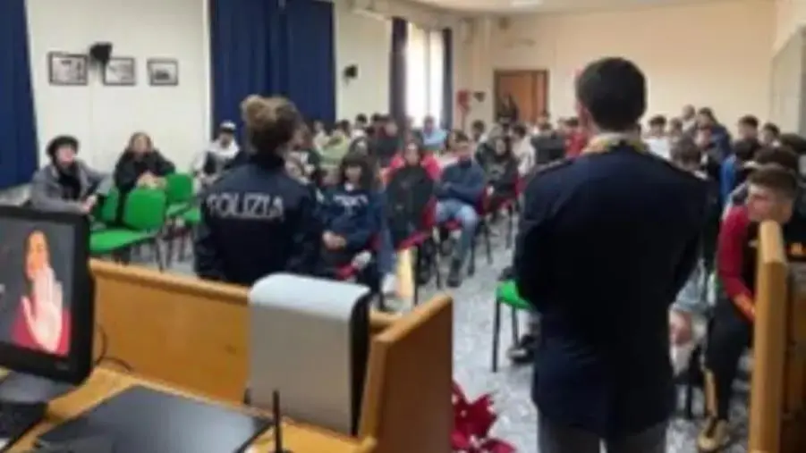 images “Pretendiamo Legalità”, la Polizia fa visita agli studenti dell’Iti “G. Donegani” di Crotone