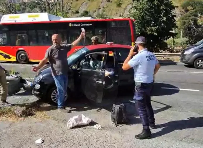Catanzaro, ambulanza arriva dopo 40 minuti e senza medico: donna salvata da dottore di passaggio