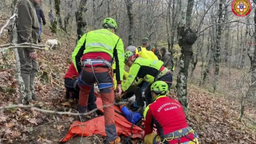Cacciatore cade nei boschi nel Cosentino: salvato dai tecnici del Soccorso alpino 