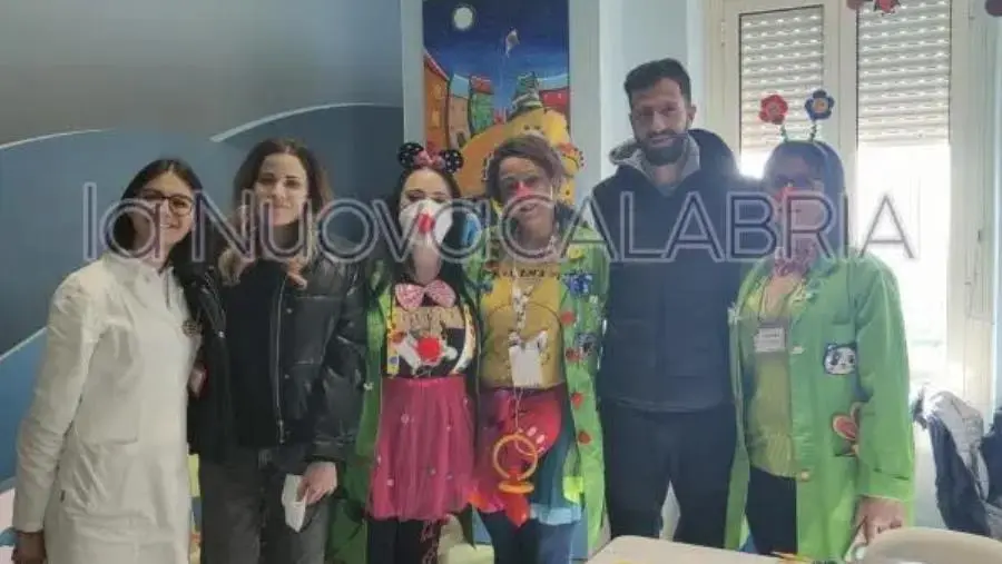 images Pietro Iemmello e Giulia Elettra Gorietti in visita ai piccoli pazienti del “Ciaccio”