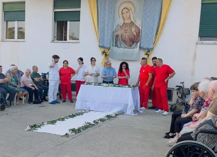 La statua di Sant'Antonio sosta alla Casa "Mons. Stanizzi" di Cropani per la preghiera degli ammalati 