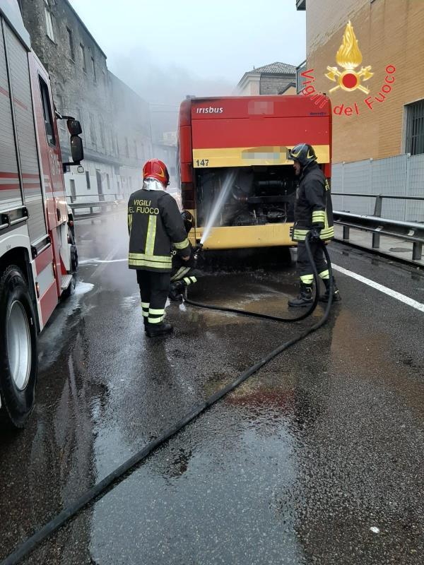 images Catanzaro. In fiamme un motore di un bus dell’Amc: non ci sono danni a persone 