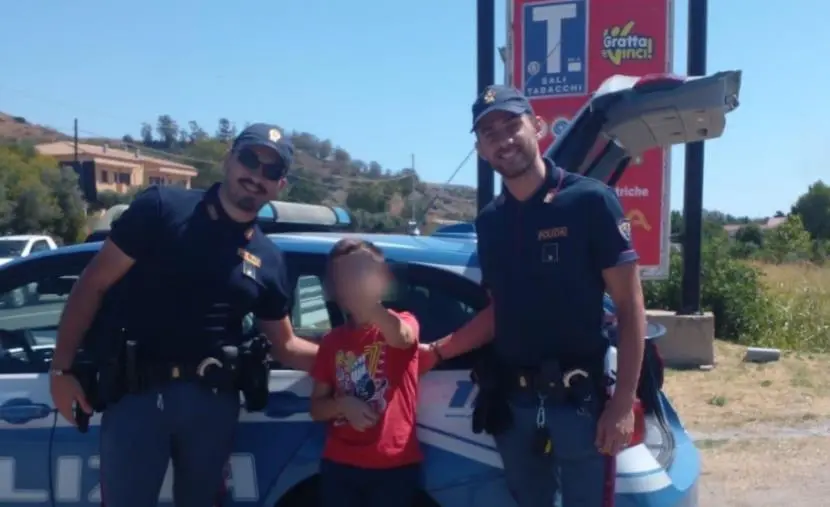 Crotone, pattuglia della Polizia regala un sorriso al piccolo Emanuele: un gesto che racconta l’anima della divisa