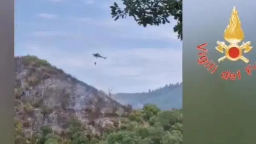 A fuoco un bosco a Fossato Serralta: elicotteri in azione per spegnere il rogo