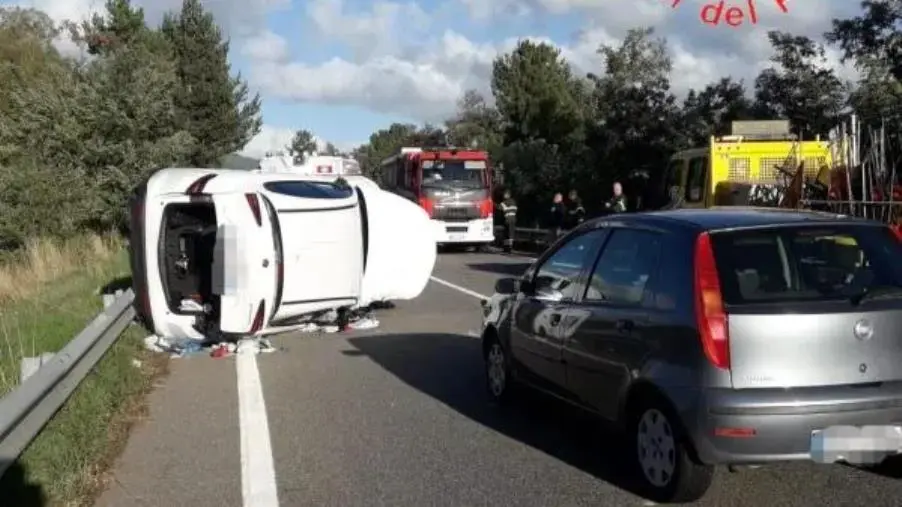 Tre mezzi coinvolti in un incidente nel Cosentino: un uomo finisce in ospedale 