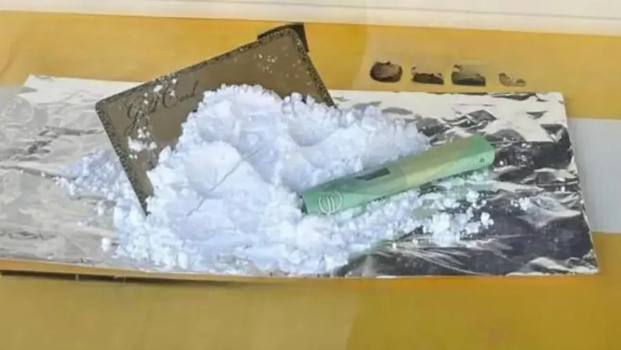 Kit per uso di cocaina in una vetrina di un negozio nel catanzarese: la protesta del Centro di Solidarietà e Unicef 