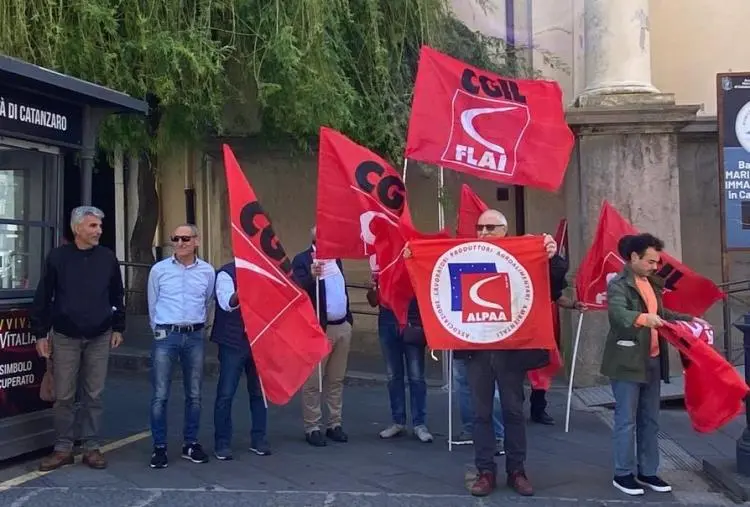 images Lavoro agricolo, presidio della Flai Cgil davanti la Prefettura di Catanzaro 