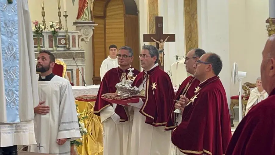 images Solenne incoronazione della Madonna del Carmine: restituiti alla comunità gli arredi sacri restaurati
