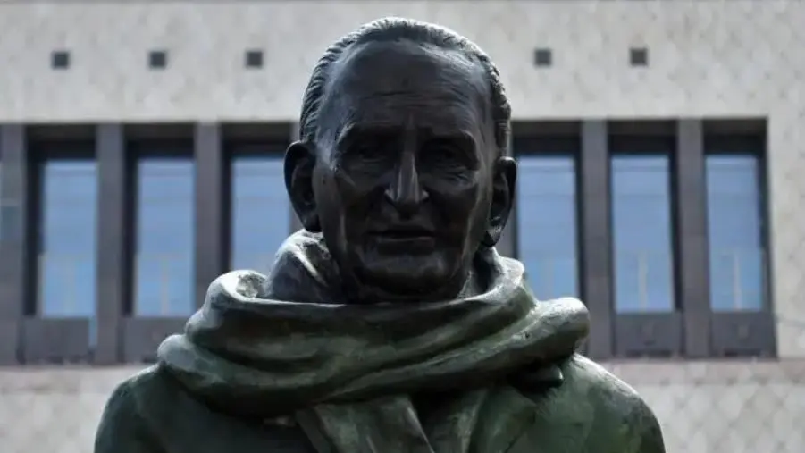 images Trasloco statua Mancini a Cosenza, la Fondazione riceve un secondo sfratto