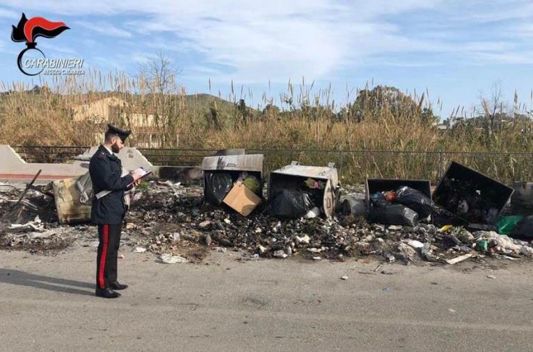 images Brancaleone, sorpreso dai carabinieri a bruciare rifiuti: denunciato 