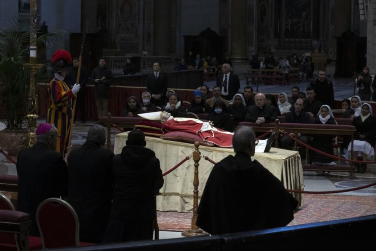 images Funerali Ratzinger, anche l'Arcivescovo Maniago a Roma: domani Messe in suffragio del Papa
