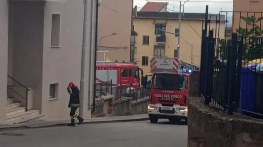 Catanzaro, fiamme tra le abitazioni in zona stadio: intervento dei vigili del fuoco 