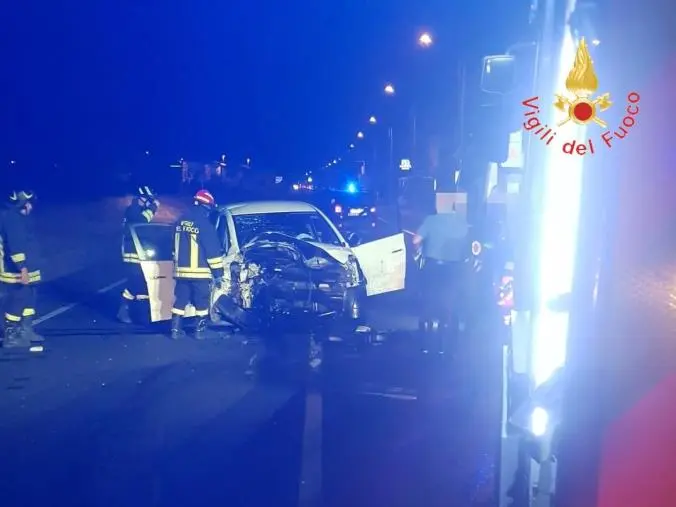 images Incidente a Botricello, auto sbanda e finisce contro un palo: conducente ferito