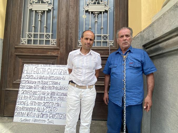 images La storia di Francesco Quattrone: assolto ma i beni restano confiscati.
Oggi si incatena a Catanzaro