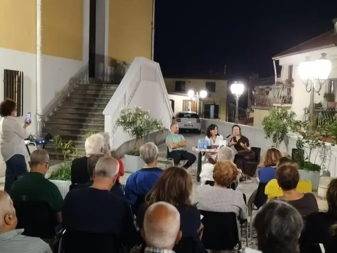 Dove ci porta il buio dell'anima? Presentato a Pentone "Malaluna", il romanzo di Elena Biondo