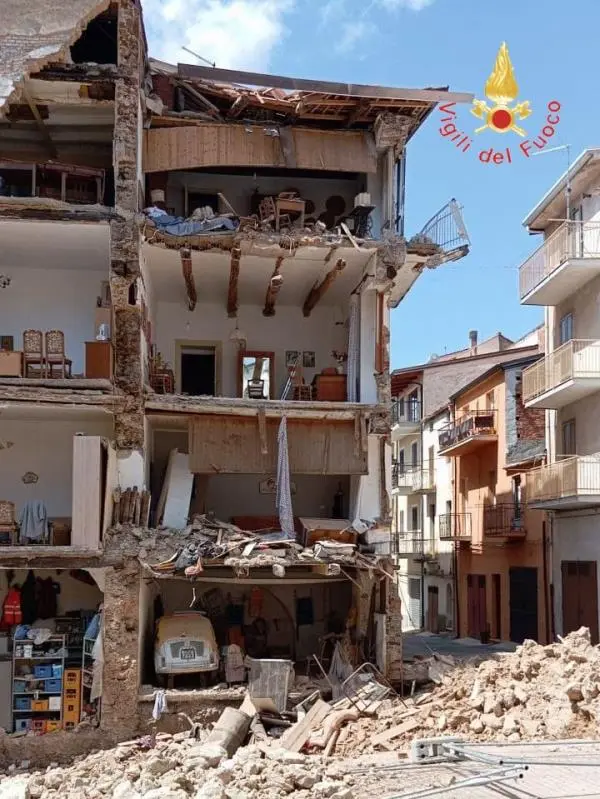 Lamezia Terme, crolla la facciata di un'abitazione di quattro piani