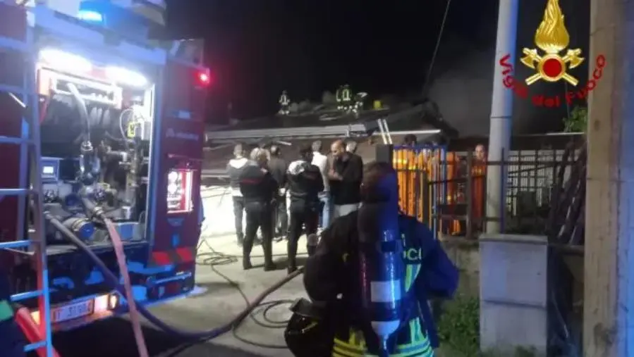 Incendio al tetto della Scuola dell’Infanzia di Santo Stefano di Rogliano: nessun ferito 
