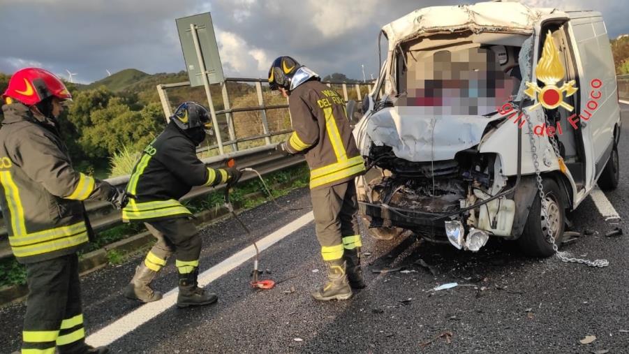 images Incidente stradale tra Settingiano e Caraffa: morto sul colpo un uomo in un furgone  