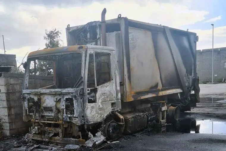images In fiamme camion dei rifiuti a Cetraro: rogo doloso, acquisite le immagini delle telecamere
