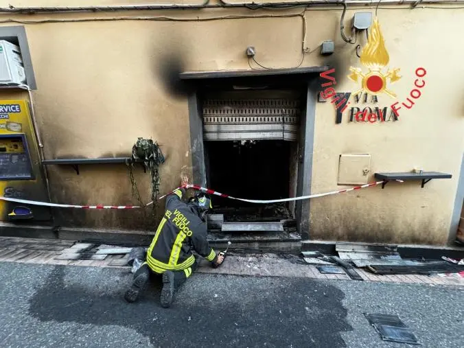 images Marcellinara, in fiamme un tabacchino: non si esclude nessuna ipotesi sull'origine dell'incendio 