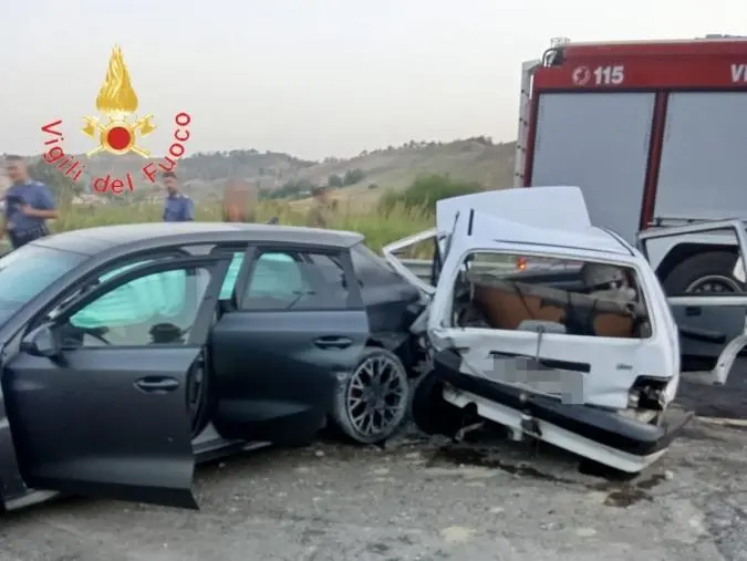 Catanzaro, scontro tra 2 auto: 3 feriti