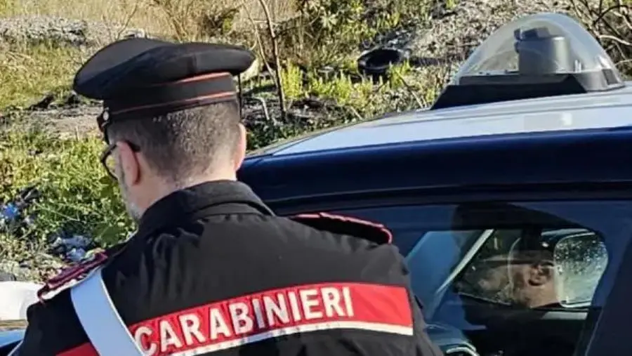 Gioia Tauro, fa sniffare cocaina sul cofano dell’auto e detiene hashish: arrestato 
