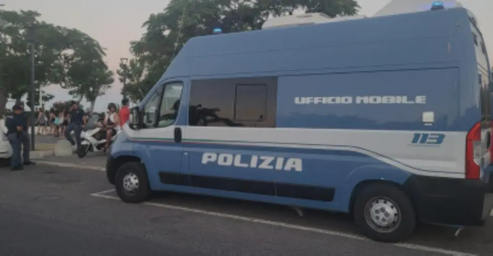 La Polizia vigila sulla movida del Crotonese: elevate sanzioni a 3 esercizi commerciali
