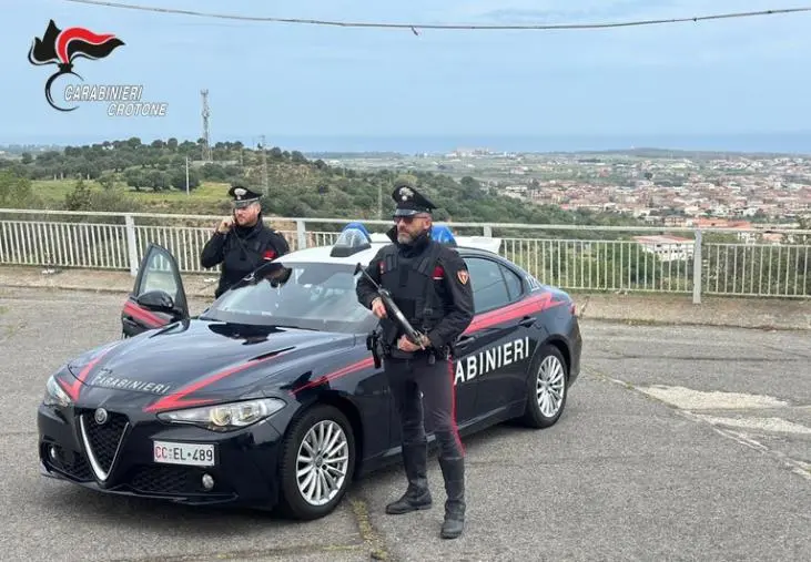 Cirò Marina: insulti, schiaffi e calci alla compagna, divieto di avvicinamento per un 23enne
