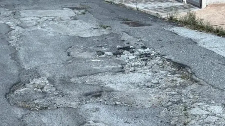 Catanzaro, manto stradale
colabrodo: i residenti denunciano il degrado di via Izzi de Falenta
