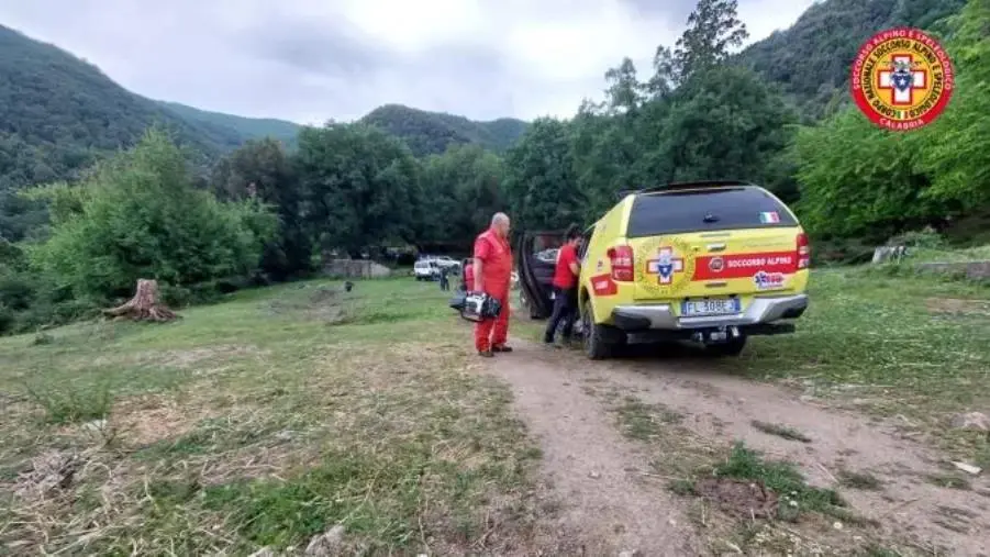Auto in un burrone a Longobucco: ritrovato senza vita il corpo del conducente 