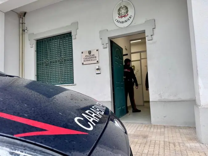 images Truffa del finto carabiniere a un’anziana nel Catanzarese: arrestati, patteggiano la pena 