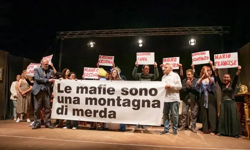 A Crotone giornalisti in scena contro la ndrangheta per aiutare la mensa dei poveri 