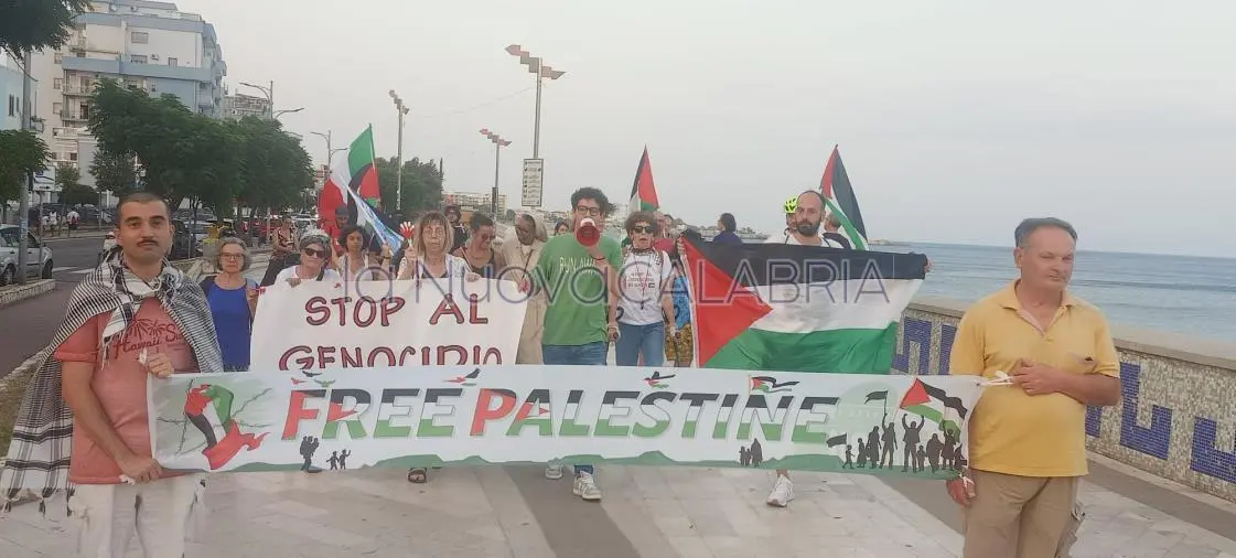 Catanzaro, sul lungomare la passeggiata a sostegno della Palestina: “Non perdiamo l'umanità”