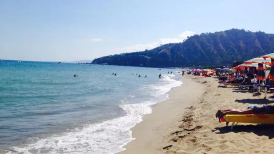 Pedopornografia nel Catanzarese, assolto sessantenne: "Fotografare bimbi in spiaggia non è reato"