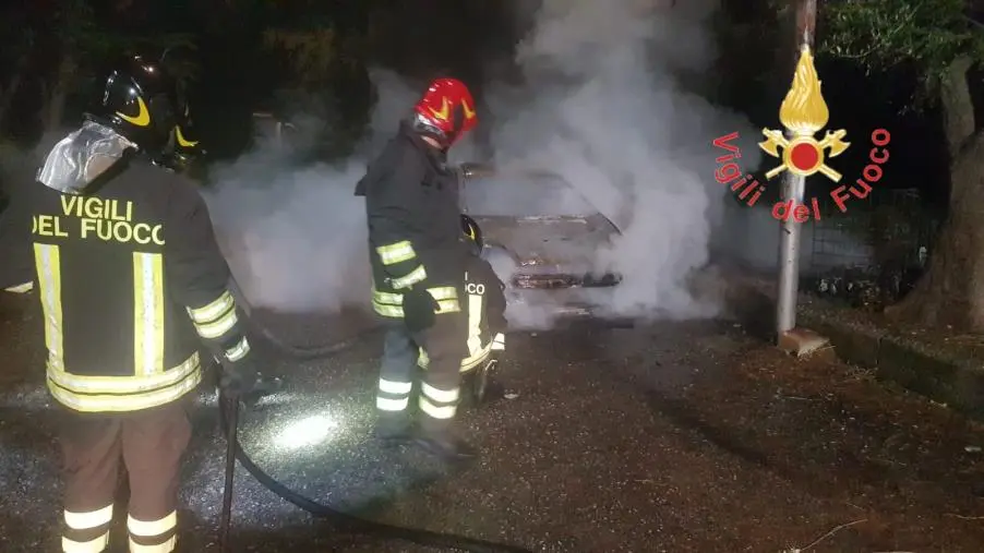 images In fiamme un'auto nel Catanzarese, nessuna ipotesi viene esclusa dagli inquirenti