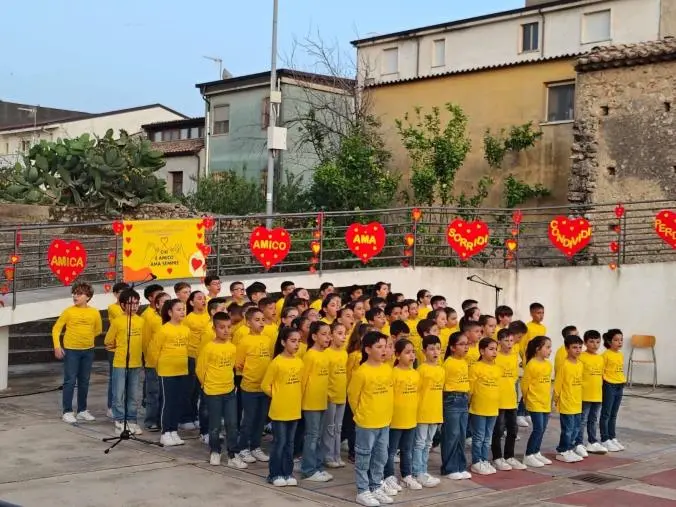 Stalettì, gli alunni della primaria chiudono l’anno scolastico con un flash mob sull’amicizia