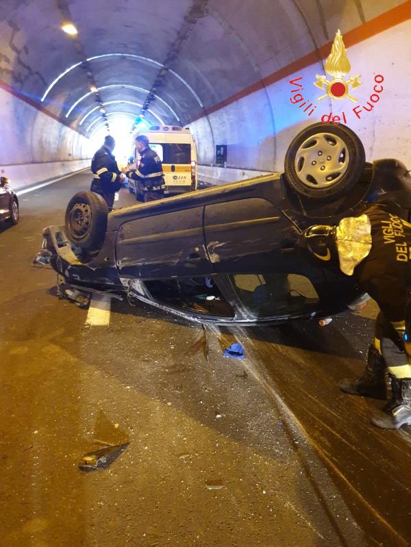 Incidente allo svincolo fra Borgia e Squillace: due feriti gravi fra i nove passeggeri. C'erano anche cinque bimbi