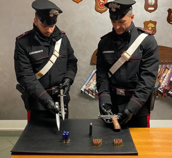 images Botricello, 50enne arrestato dai carabinieri per porto abusivo di armi in luogo pubblico