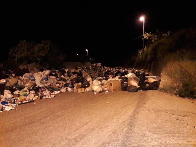 images Vergogna a Reggio: bloccata dai rifiuti la strada per Gambarie (VIDEO)